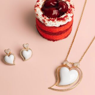 Did you know that white hearts symbolize pure and deep love?🤍 #orovildiridis #vildiridis #yourlovemessenger #finejewelry #diamonds #diamondjewelry #diamondnecklace #luxurygift