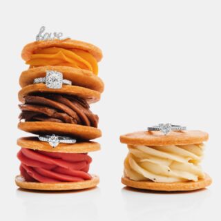 Sweets and diamond rings❣️ #orovildiridis #vildiridis #yourlovemessenger #love #diamondrings #engagementrings #sweet #finejewelry #giftforher #luxurygifts