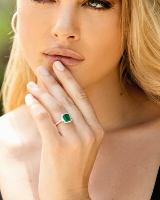 Feeling like a princess in this emerald green ring💚 #orovildiridis #vildiridis #yourlovemessenger #emeraldring #finejewelry #diamondring #new #emeraldjewelry
